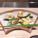 御料理 ふじ田 - 焼き物八寸
      （マナガツオ木の芽焼き＠大分産、ふきのとうの田楽、白魚＠厚岸産とうるい、ゆりねと金時草の胡麻和え、活タコ1分炊き、さつまいもレモン煮）