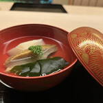 道人 - 蒸し黒鮑(兵庫県淡路島産)、白子筍(京都府塚原産)
      若布(兵庫県淡路島産)、山椒の木の芽載せ
      利尻昆布と血合抜き鮪節のお椀