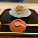 道人 - 渡り蟹(岡山県産)の身＆内子　土佐酢ジュレ掛け
                                こごみ載せ
                                紫雲丹(兵庫県淡路島由良産)