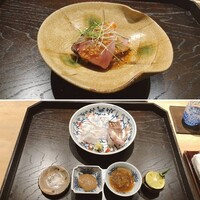 御料理 ふじ田 - カマス＆マツカワカレイ（塩・肝醤油・チリ酢）、はがつおタタキ（みょうがの黄身醤油、芽ネギ）