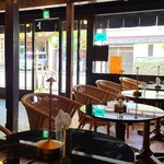 TORIBA COFFEE KYOTO - 全面ガラス張りで店内の様子が見えるが、個性的なファブリックのソファーや元々の壁や建具をアレンジしたり銀箔を貼ったりと融合なのか、エキセントリックなのか、私には判別つかないのですが、面白い事は確かです