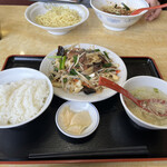 黄金 - レバニラ定食