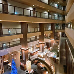 海のホテル島花 - ダイニングレストランを囲む形で
      客室が配置されているのが印象的!!
      12月の訪問でしたので、クリスマスツリーが✩