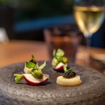 メゾン ケイ - 2023.4 二十日大根のサラダ 御殿場産赤山椒のソースヴェルト（エシャロットやハーブのマヨネーズベース）、藤枝産朝比奈たけのこ 海苔の佃煮 茎わさび 木の芽