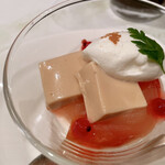 海のホテル島花 - 本日のデザート
      紅茶のブラマンジェ リンゴソース*