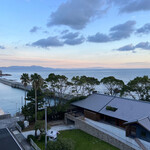海のホテル島花 - 手前の緑の芝生はドッグラン‎꒰ˆ•ﻌ•ˆ꒱
      ワンちゃんも一緒に泊まれるお部屋も有ります♡
      防波堤には昨年から侵入禁止になったそうで、
      露天風呂も安心♬