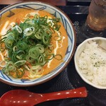 丸亀製麺 - 冷やしトマたまカレーうどん並