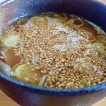 Kitano Menkoubou - 〈つけ麺〉スープは温と冷と選べ、ねぎ、ごま、画像ではわかりづらいけどチャーシューなど入りますミャ