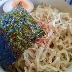 Kitano Menkoubou - 〈つけ麺〉麺にはのり、味玉、糸唐辛子がのってますミャ