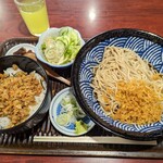 Hinodean - ミニ鶏そぼろ丼、たぬきそば、サラダ　¥780-