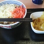 Yoshinoya - 飾り技紅白牛丼、玉葱増し増し。