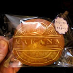 どら焼き まかな - このデザインがまたステキ。どら焼きなんだろうな。