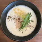 コジーナ邸 鶏白湯ラーメンと豪快な居酒屋料理＆鍋 - 白ラーメン(800円、真上から)