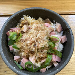 極麺 青二犀 - 生姜風味の大人のチャーシュー丼　サイコロ状のレアチャーシューと鰹節たっぷり。