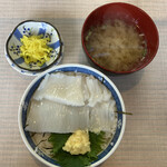 朝市食堂 二番館 - イカ刺丼 550円 (味噌汁・漬物付)