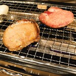 Yakiniku Horumon Aru - 上タン(塩)焼いてます