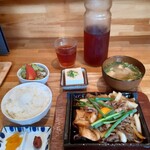 居酒屋みっちゃん - 2022.11ある日の日替り「すき焼き風定食」。近江八幡では、すき焼きに『丁子麩(ちょうじふ)』を必ずいれます。ごはんは少なめで頼んでます。