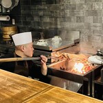 仁修樓 - ◎炭火で回転させながら子豚を焼いていく。