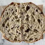 ラコルタ カフェ ベーカリー - プルーン酵母のカンパーニュ 496円