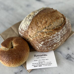 ラコルタ カフェ ベーカリー - 左:全粒粉豆乳ベーグル　右:プルーン酵母のカンパーニュ