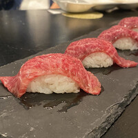 老舗精肉店直送 千種焼肉 飛騨牛の奴隷 千種店 - 炙り赤身(肉寿司)