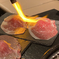 老舗精肉店直送 千種焼肉 飛騨牛の奴隷 千種店 - 炙りロース(肉寿司)