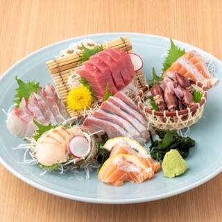 Enjoy the best fish of the day, which the owner himself procured from Tsukiji, either as sashimi or grilled.