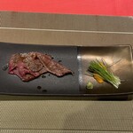 新宿 和食 緒乃 - 和牛のたたき 雲丹、芽ネギ