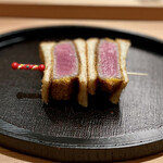 Ginza Komon - シャトーブリアンのホットサンド
                        言うことなしです！肉の繊維が上質で、抜群に美味しかった！