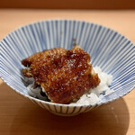 銀座 鼓門 - 鰻丼
      先ほどいただいた鰻を最後は鰻丼で。うなぎ専門店ではないのでさすがにそこまでのクオリティではないにせよ、締めに美味しい鰻丼を食べられるなんて最高！