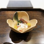 御料理 ふじ田 - 先付：菊菜、つるむらさき、ズワイガニ、新銀杏、イクラ