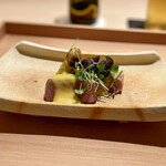 銀座 鼓門 - 中トロとホワイトアスパラ
      ほんのり炙られた中トロが抜群に美味しい！そしてホワイトアスパラも太くてしゃきしゃき。