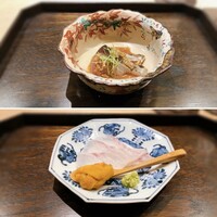 御料理 ふじ田 - 向付①：五島列島産クエ（皮目だけ）昆布〆、礼文産ウニ、向付②：ハガツオ藁焼き、茗荷混ぜた黄身醤油