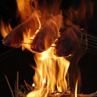 オーダー後に藁焼きを行う、焼き切りにこだわっております。