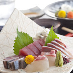 Mumon - 旬のお魚のお造りです。素材の味をお楽しみください。 