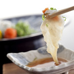 Mumon - 透明感あるきれいな薄造りのてっさをポン酢でサッパリとお召し上がり下さい。