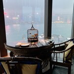 Hutong - 鳥かごのかわいらしいプレゼンテーションに迎えられる。香港らしくてテンション上がる