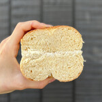 ラコルタ カフェ ベーカリー - 全粒粉豆乳ベーグル　172円