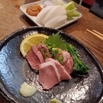 Yakiton Sakaba Ueno Torahachi - 刺身(ハーフ)とカブ味噌