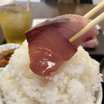 わ楽 - 生ワラサ　オンザライス  