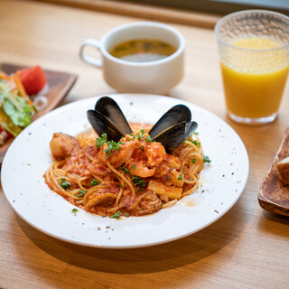 Great value lunch set to choose from! All-you-can-eat fresh salad, soup, and bread