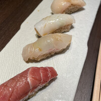 新宿 鮨 つむぎ - 中トロ、鯛、イカ、ホタテの握り