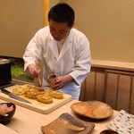 道人 - ⑪炭火焼き白子筍(京都府塚原産)
      芳ばしく炭火焼きにした白子筍は飛び切り甘い
      醤油の焼けた芳ばしさが香り立ち、春の名残を噛み締めつつ楽しみます