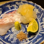 道人 - ④真鯛(兵庫県明石産、雌)、⑤伊勢海老
      産卵期で浅瀬にのっこむ真鯛が沢山獲れる時期、卵に栄養を取られ状態は良くない
      1千匹に1匹位の比率で特別個体がいますが、これは1万匹に1匹のレベルでほぼ極みな個体