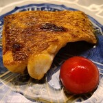 道人 - ⑩炭火焼き赤鯥【別称:ノドグロ】(徳島県産)
      本来四国の赤鯥は脂のりイマイチで旨みも薄い
      しかし徳島の特殊な場所にいる個体は日本海北部の様な脂のりと旨みがある
      コレがそれ、極みの火入れでめちゃウマい