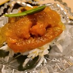 道人 - ①渡り蟹(岡山県産)身&内子、土佐酢ジュレ掛け
      大きな内子は硬過ぎずモチモチで甘く旨みあり
      身の旨みも◎、驚いたのは身の薫り
      傷むのが早く普通は臭みを出さない手当てが精一杯なのに、薫りを楽しめるとは！