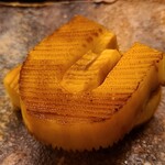 道人 - ⑪炭火焼き白子筍(京都府塚原産)
      芳ばしく炭火焼きにした白子筍は飛び切り甘い
      醤油の焼けた芳ばしさが香り立ち、春の名残を噛み締めつつ楽しみます
      まさに甘露な味わい