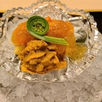 道人 - ①渡り蟹の身&内子、土佐酢ジュレ掛け、こごみ載せ、紫雲丹添え
      渡り蟹の産卵期は春～夏、雌蟹の旬は春～夏
      紫雲丹の産卵期は初夏～晩夏、旬は初夏～晩夏