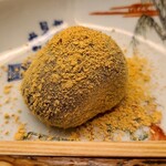 道人 - ⑱漉餡入り本蕨粉の蕨餅、黄粉掛け
      漉餡が滑らかで軽めの甘みなのが好み。
      お食事の締め括りでの余韻を味わいます
      最初～最後まで滞り無く完璧だったと感じます