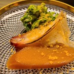 道人 - ⑦菜の花の胡麻和え
      春の名残りを優しく胡麻の香りで包んでいます
      ⑧炭火炙り本ミル貝(山口県産)
      芳ばしい香り、脂が滲み出ており旨みが拡がる
      ⑨自家製唐墨
      丁寧な塩抜き、ほのかな塩みと豊かな旨み